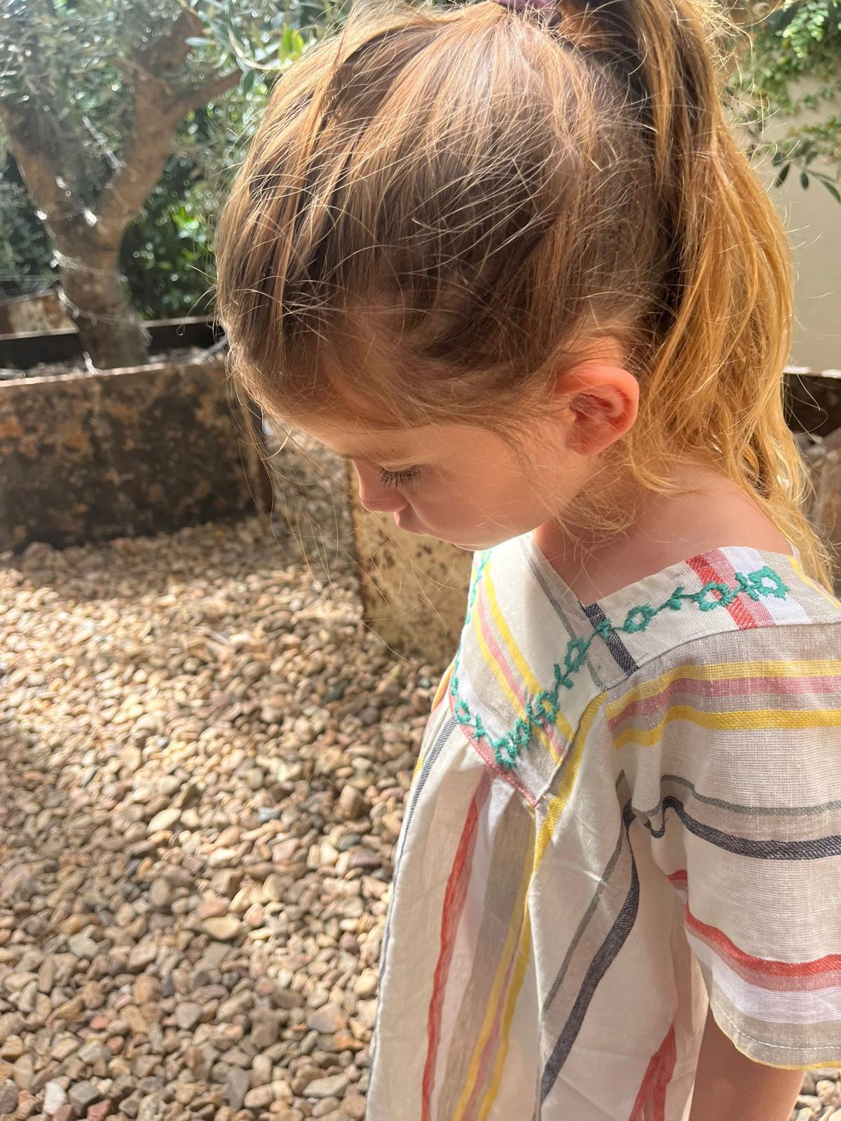 Vestido rayado bordado a mano.