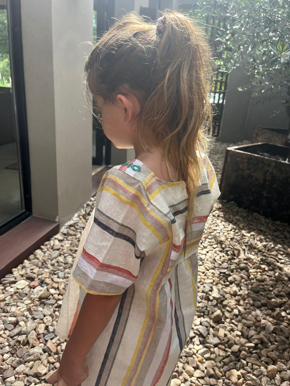 Vestido rayado bordado a mano.